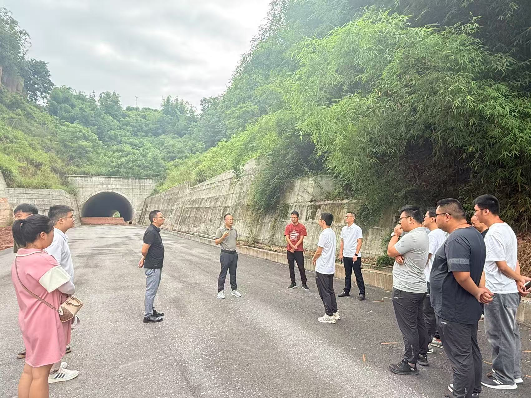 鄰水交投集團(tuán)吹響產(chǎn)業(yè)環(huán)線(xiàn)北段“百日攻堅(jiān)”沖鋒號(hào)，誓保9月底通車(chē)目標(biāo)